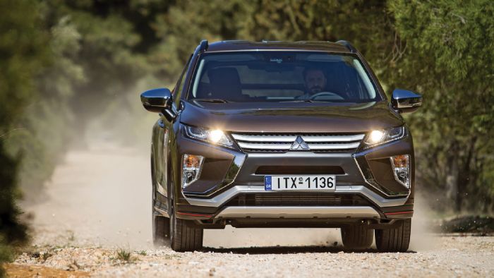 To Eclipse Cross σου δίνει την αίσθηση ότι έχει διαρκώς στο πίσω μέρος του «κεφαλιού του» και την εκτός δρόμου κίνηση: πατάει εύκολα χώμα, όπου αποδεικνύεται πολύ ευχάριστο κι ας μην έχει τετρακίνηση.
To Eclipse Cross σου δίνει την αίσθηση ότι έχει διαρκώς στο πίσω μέρος του «κεφαλιού του» και την εκτός δρόμου κίνηση: πατάει εύκολα χώμα, όπου αποδεικνύεται πολύ ευχάριστο κι ας μην έχει τετρακίνηση.