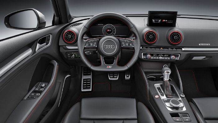 Κορυφαία ποιότητα κατασκευής συναντάμε στο εσωτερικό του Audi S3 με τον διάκοσμο να είναι σύγχρονος και εμπλουτισμένος με σπορ στοιχεία. 
