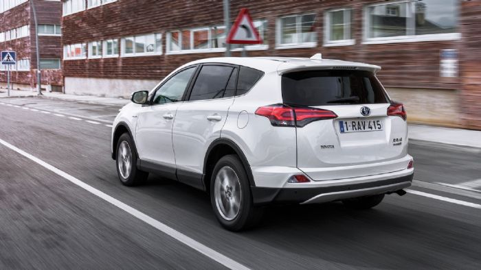 Το υβριδικό Toyota RAV4 αποδίδει 197 άλογα και η επίσημη μέση κατανάλωση είναι μόλις 4,9 λτ./100 χλμ. Το υβριδικό Toyota RAV4 αποδίδει 197 άλογα και η επίσημη μέση κατανάλωση είναι μόλις 4,9 λτ./100 χλμ.