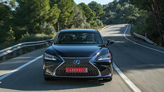 Η Lexus ES είναι η ιαπωνική απάντηση στα γερμανικά premium.