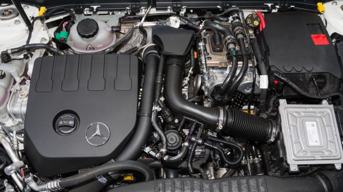Η συνδυαστική απόδοση της Mercedes A 250 e φτάνει τα 218 άλογα και κατά συνέπεια οι επιδόσεις της είναι εκρηκτικές.