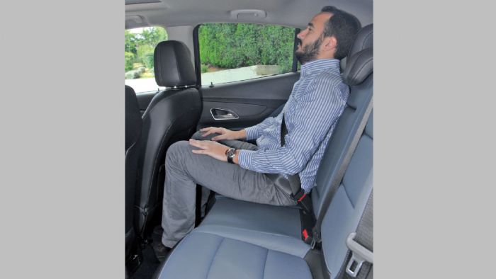 Στο πίσω κάθισμα, 2 ενήλικες με ύψος άνω του μέσου δεν θα αντιμετωπίσουν πρόβλημα με το χώρο για τα πόδια, τα κεφάλια ή τους ώμους τους.