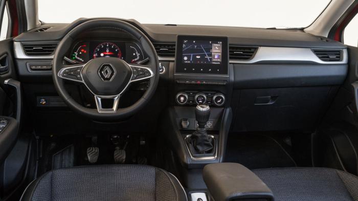 Η καμπίνα του Renault Captur χαρακτηρίζεται από την εκτεταμένη χρήση μαλακού πλαστικού, το προσεγμένο φινίρισμα και τη σωστή εργονομία. Hi-Tech νότες η στάνταρ οθόνη 7 ιντσών και ο ψηφιακός πίνακας οργάνων για τις καλές εκδόσεις.