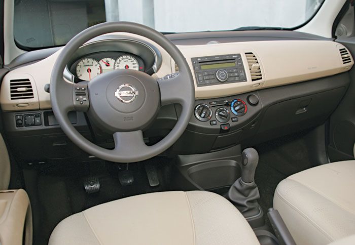 Το ταμπλό του Nissan Micra αποτελείται από σκληρά πλαστικά με μέτρια συναρμογή σε κάποια σημεία. Η σχεδίαση είναι αρκούντως νεανική. Το ταμπλό του Nissan Micra αποτελείται από σκληρά πλαστικά με μέτρια συναρμογή σε κάποια σημεία. Η σχεδίαση είναι αρκούντως νεανική.