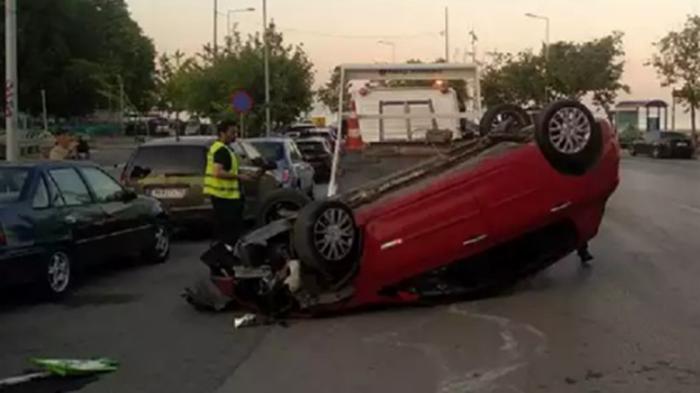 Θεσσαλονίκη: ΙΧ έπεσε πάνω σε σταθμευμένο και έφερε τούμπα 