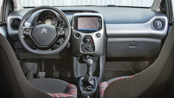 To εσωτερικό του Citroen C1 διαθέτει  νεανικό χαρακτήρα και σύγχρονο διάκοσμο, με την οθόνη αφής 7 ιντσών να αναβαθμίζει την εικόνα του.