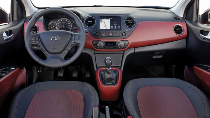 Το εσωτερικό του νέου Hyundai i10 είναι ποιοτικό, με όμορφη σχεδίαση και επενδύσεις, αλλά και με πολύ καλή εργονομία.
