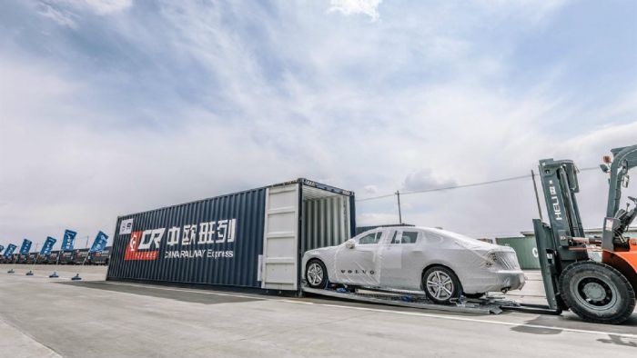 Η Volvo γίνεται η πρώτη αυτοκινητοβιομηχανία που εξάγει κατασκευασμένα στην Κίνα αυτοκίνητα προς την αγορά της Ευρώπης με τρένο μέσα από το νέο εμπορικό δρόμο της Κίνας, ονόματι «Οne Belt, One Road».
