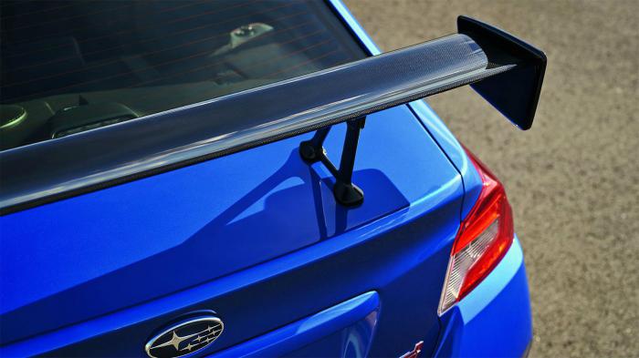 Tο RA WRX STI, φέρει στο αμάξωμά του ένα καπό από ανθρακονήματα και πίσω αεροτομή. Tο RA WRX STI, φέρει στο αμάξωμά του ένα καπό από ανθρακονήματα και πίσω αεροτομή.