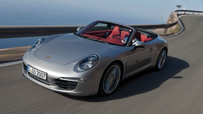 Η εικονιζόμενη Porsche 911 Cabriolet θα «δανείσει» αρκετά σχεδιαστικά στοιχεία στη νέα 911 Targa, η οποία θα κάνει πρεμιέρα στην Έκθεση του Ντιτρόιτ.