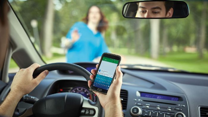 Οι οδηγοί σε πολλές περιπτώσεις αγνοούν τόσο για τις νομικές συνέπειες της χρήσης του κινητού, όσο και για το κακό που μπορεί να προκαλέσουν.