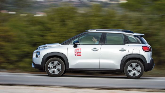 Σχεδίαση: Μοντέρνο το Renault Captur, το οποίο τονίζει τον crossover χαρακτήρα του χάρη στην μεγάλη απόσταση από το έδαφος. Σχεδίαση: Μοντέρνο το Renault Captur, το οποίο τονίζει τον crossover χαρακτήρα του χάρη στην μεγάλη απόσταση από το έδαφος.