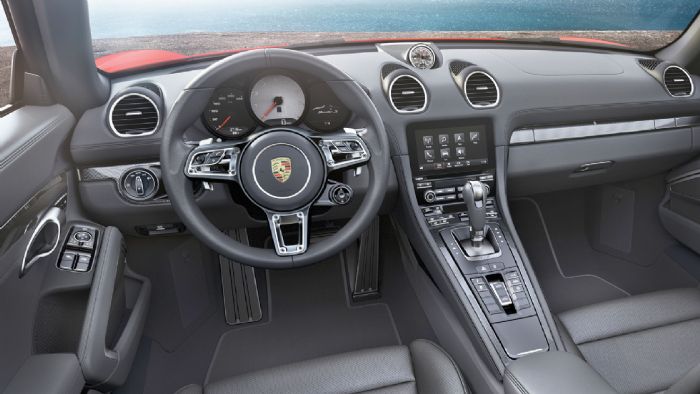 Το εσωτερικό της Porsche 718 Boxster έχει επιμέρους επεμβάσεις, που δεν αλλάζουν τη συνολικά σπορτίφ και πολυτελή του εικόνα.