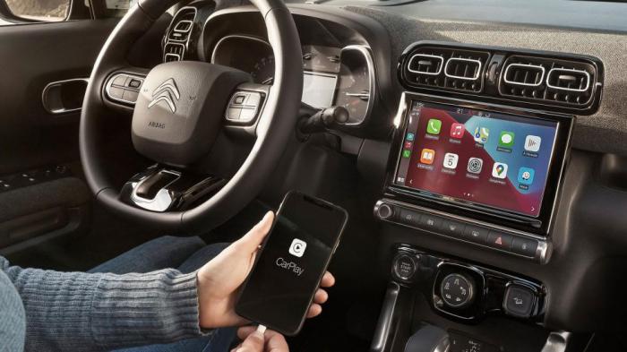 Πλέον μπορεί να υποστηρίξει υπηρεσίες συνδεσιμότητας Android Auto και Apple CarPlay.