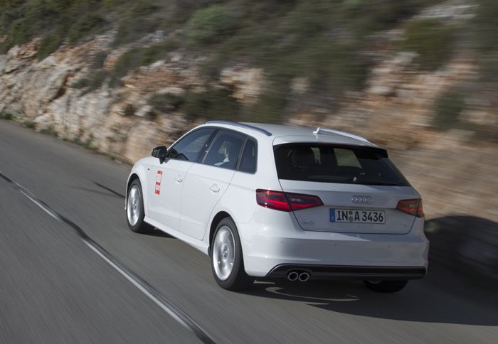 Η νέα πλατφόρμα μειώνει το βάρος, χαρίζει μια «αεράτη» οδική συμπεριφορά και πριμοδοτεί την άνεση και της Sportback έκδοσης του νέου Audi A3.