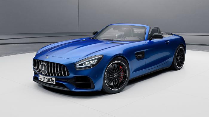 Με τον AMG V8 biturbo βενζινοκινητήρα των 4,0 λτ. και 530 ίππους, ήτοι 54 άλογα περισσότερα σε σχέση με πριν, η Mercedes-AMG GT έρχεται για να ξεπεράσει τον εαυτό της, ενώ με την στάνταρ ενεργή ανάρτη