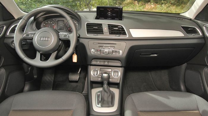 Το εσωτερικό του Audi Q3 είναι πολυτελές, με καλή συναρμογή και μοντέρνα σχεδίαση. Τα χειριστήρια στην κεντρική κονσόλα είναι σχετικά μικρά σε μέγεθος.
