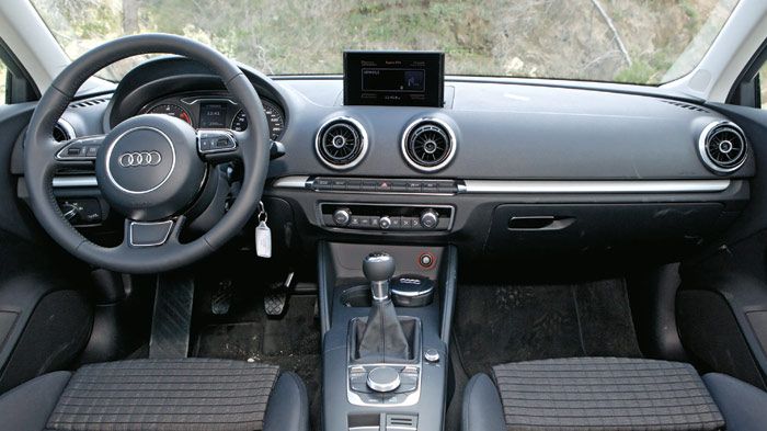 Η κορυφαία ποιότητα χαρακτηρίζει το εσωτερικό του Audi, που είναι πολύ προσεγμένο στη λεπτομέρεια και εργονομικό. 