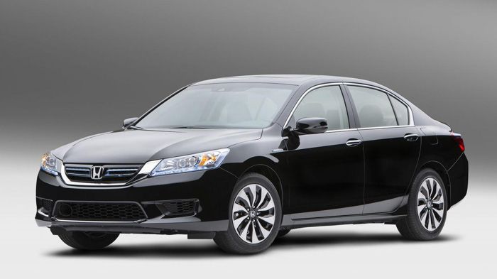 Το νέο Honda Accord Hybrid σχεδιαστικά ξεχωρίζει για την κομψότητα του.