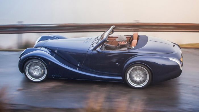 Το νέο Morgan Aero 8 που παρουσιάστηκε στην Έκθεση της Γενεύης είναι το πολυτελές cabrio της εταιρείας με ρετρό στοιχεία στιλ και με μαλακή οροφή ή κατά παραγγελία hardtop.