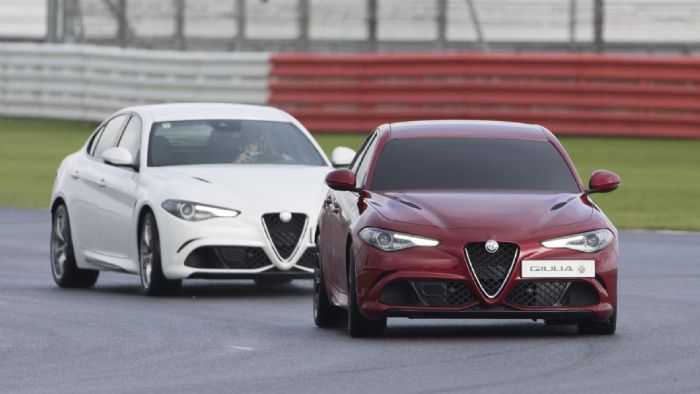 Για το λανσάρισμα της Alfa Romeo Giulia στην Αγγλία, η ιταλική εταιρεία σκέφτηκε κάτι εξαιρετικά πρωτότυπο. Προσπάθησε να κάνει ρεκόρ στο Silverstone με Giulia Quadrifoglio, με τη διαφορά ότι ο οδηγός είχε «δεμένα μάτια». Για το λανσάρισμα της Alfa Romeo Giulia στην Αγγλία, η ιταλική εταιρεία σκέφτηκε κάτι εξαιρετικά πρωτότυπο. Προσπάθησε να κάνει ρεκόρ στο Silverstone με Giulia Quadrifoglio, με τη διαφορά ότι ο οδηγός είχε «δεμένα μάτια».