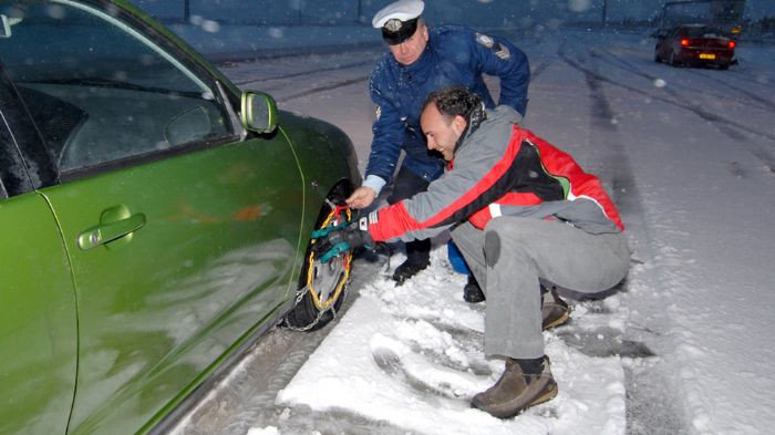Ο εξοπλισμός του αυτοκινήτου σας με ένα σετ αλυσίδων στο χώρο αποσκευών είναι όχι μόνο υποχρεωτικός κατά τους χειμερινούς μήνες, σύμφωνα με την Tροχαία.