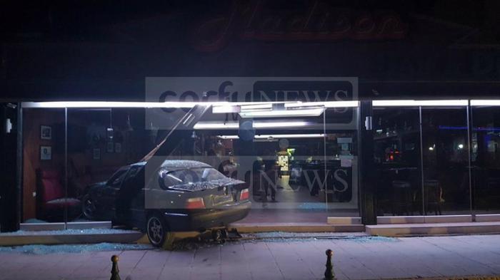 Mια BMW E36 στις 5:30 τα ξημερώματα υπό αδιευκρίνιστες μέχρι στιγμής συνθήκες έπεσε πάνω σε τοπικό μπαρ.