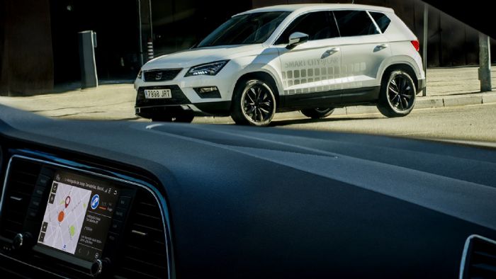 Η SEAT παρουσιάζει το Ateca με Smart City Connectivity, ένα σύστημα το οποίο είναι σε θέση να βρίσκει τους διαθέσιμους χώρους στάθμευσης. 