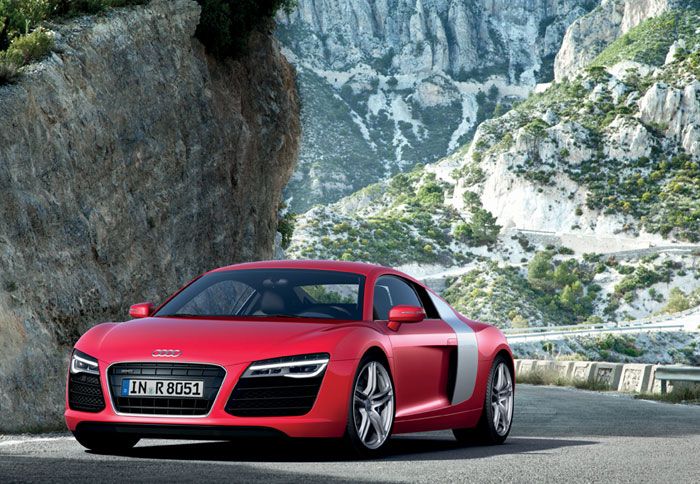 Μία νέα, ισχυρότερη έκδοση R8 V10 Plus και στάνταρ προβολείς LED φέρνει, μεταξύ άλλων, η ανανέωση του μοντέλου.