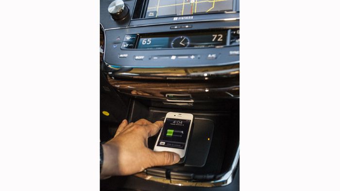 Το σύστημα περιλαμβάνει ένα ειδικό pad, ασύρματης φόρτισης, που βρίσκεται ενσωματωμένο στην κεντρική κονσόλα του αυτοκινήτου. 
