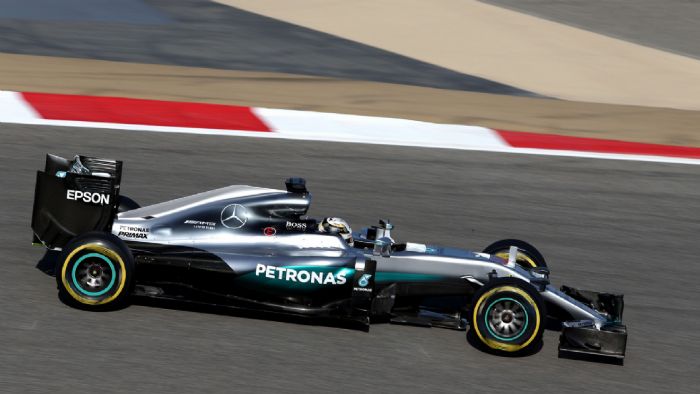 Δύο στα δύο φέτος για τον Lewis Hamilton, ο οποίος παίρνει ξανά την pole position. Να δούμε αν αύριο θα καταφέρει να πάρει και τον αγώνα, ο οποίος ευχόμαστε να μην είναι επικίνδυνα επεισοδιακός όπως α