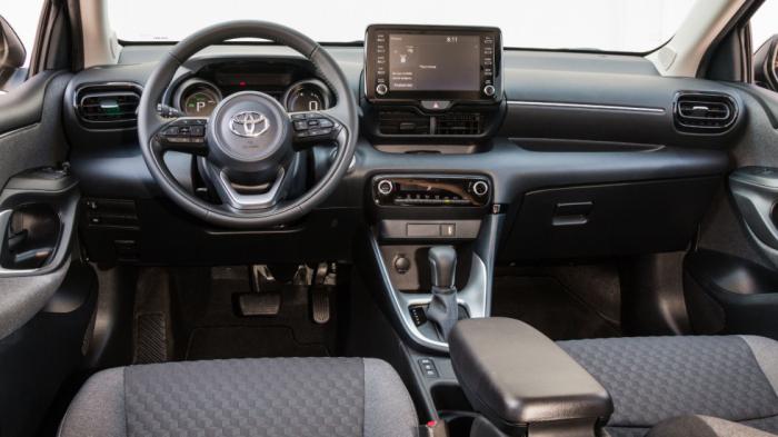 To Toyota Yaris διαθέτει στιβαρό εσωτερικό και προσφέρει κορυφαία πρακτικότητα και εργονομία. Ιδιαίτερα μοντέρνος είναι ο σχεδιασμός και ο διάκοσμος με στάνταρ την έγχρωμη οθόνη αφής των 7 ιντσών.
