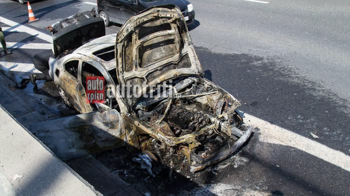 BMW τυλίχθηκε στις φλόγες στην Αττική Οδό (+video) 