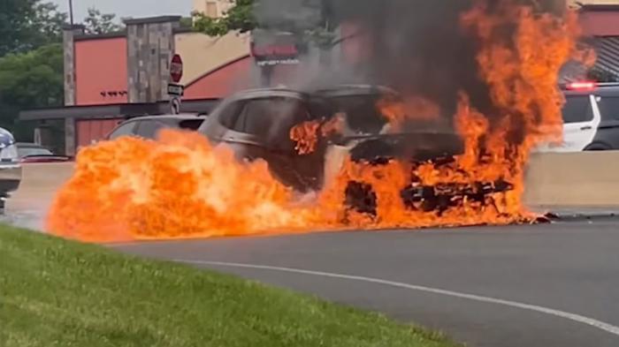 Στο 1:38 του video σημειώνεται μια ισχυρή έκρηξη, την ώρα που η BMW X1 έχει παραδοθεί ολοκληρωτικά στις φλόγες.