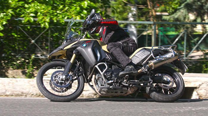 Φιλικό και ικανό στην άσφαλτο το GS θα πάρει μεγάλες κλίσεις και θα προειδοποιήσει έγκαιρα για τα όριά του.