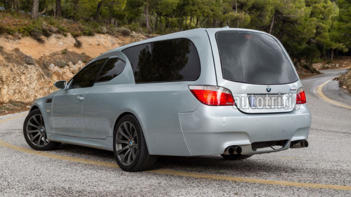 Προσοχή στη λεπτομέρεια έχει δοθεί στη μετατροπή της 5άρας BMW με κωδικό E60 σε νεκροφόρα. Η προσοχή πέφτει στις διπλές μπούκες, τις «μαμά» ζάντες 19 ιντσών της BMW M και τα σηματάκια που κοσμούν το μακρύ αμάξωμα.