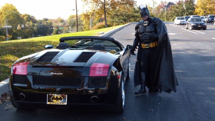 Ο Lenny B. Robinson φορούσε τη στολή του Batman, οδηγούσε μια Lamborghini Gallardo και μοίραζε παιχνίδια και αυτόγραφα του!