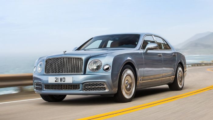 Αισθητικά, η ανανεωμένη Bentley Mulsanne ξεχωρίζει από το νέο μπροστά προφυλακτήρα, τη νέα μεγαλύτερη γρίλια από ανοξείδωτο ατσάλι, αλλά και από τα καινούργια φωτιστικά σώματα. Αισθητικά, η ανανεωμένη Bentley Mulsanne ξεχωρίζει από το νέο μπροστά προφυλακτήρα, τη νέα μεγαλύτερη γρίλια από ανοξείδωτο ατσάλι, αλλά και από τα καινούργια φωτιστικά σώματα.