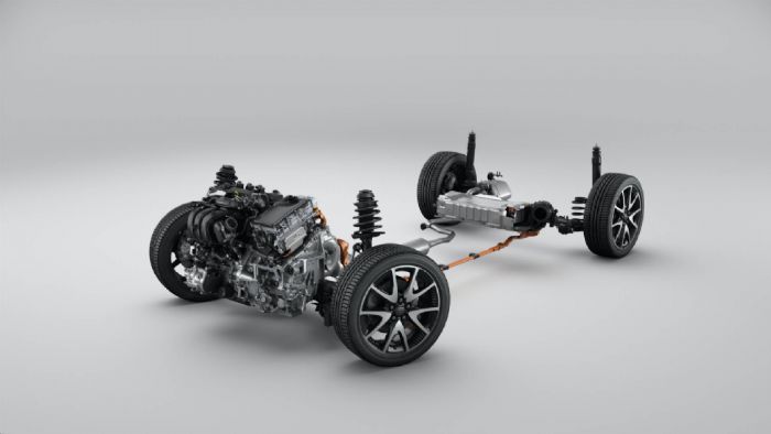 Το Yaris φέρει το νέο υβριδικό σύστημα 4ης γενιάς της Toyota, που συνδυάζει ένα νέο 1.500άρη 3κύλινδρο θερμικό κινητήρα 91 ίππων, με θερμική απόδοση της τάξης του 40%, με ένα ηλεκτροκινητήρα, μια μπαταρία και μια νέα κεντρική ηλεκτρονική μονάδα, με αυξημένη ικανότητα ψύξης των τρανζίστορ και δυνατότητα πραγματοποίησης άνω των 10.000 υπολογισμών ανά δευτερόλεπτο.
