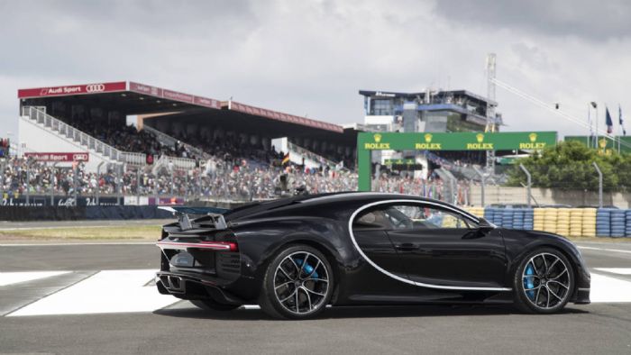 Η Bugatti Chiron έπιασε στο περιθώριο του 24ώρου αγώνα αντοχής του Le Mans, τα 380 χλμ./ώρα και αποδείχθηκε πιο γρήγορη από τα αυτοκίνητα που συμμετείχαν στον αγώνα.