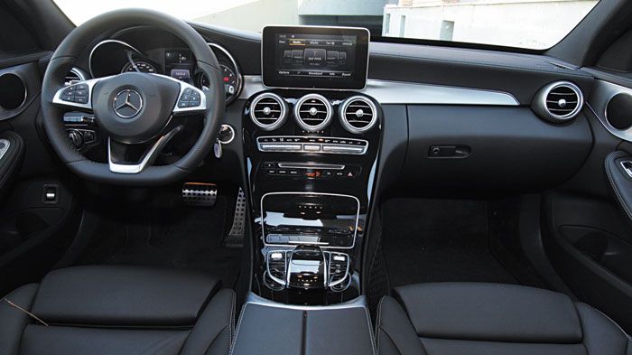 Το εσωτερικό της C 200 προβάλει πολυτέλεια και τονίζει τον τεχνολογικό χαρακτήρα της οικογενειακής Mercedes.	