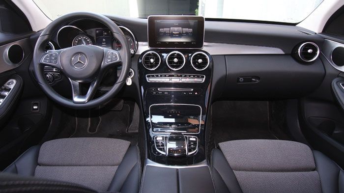 Πολυτέλεια, ποιότητα και τεχνολογία συνδυάζονται αριστοτεχνικά και στην καμπίνα της Mercedes-Benz C220 CDI, όπως σε όλη τη νέα γενιά της 
C-Class.
