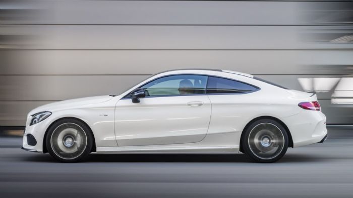 Το αμάξωμα της C43 AMG Coupe είναι χαμηλών τόνων, σε αντίθεση με τις επιδόσεις της.