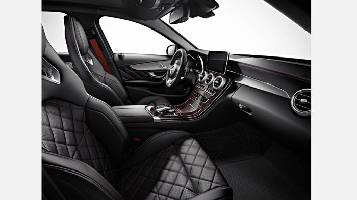 Στο εσωτερικό, έχουν τοποθετηθεί καθίσματα AMG Performance, σε μαύρο Nappa δέρμα και κόκκινες ραφές που σχηματίζουν «διαμάντια».