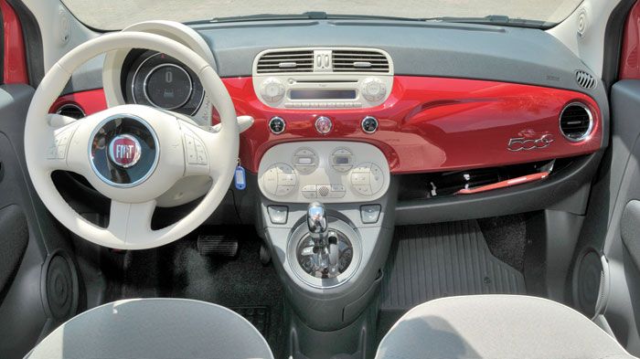 Ευχάριστη και ρετρό σχεδίαση για το εσωτερικό του Fiat 500C, με τα σκληρά πλαστικά να ικανοποιούν με τη συναρμογή τους.