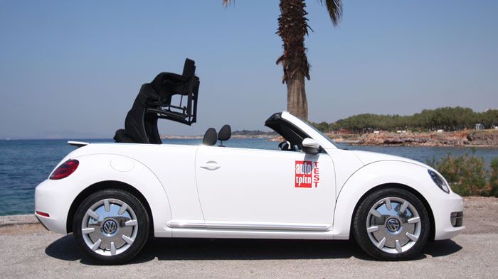 Σε 11,5 δλ. ανοίγει ηλεκτρικά η υφασμάτινη οροφή του Beetle Cabrio και σε ταχύτητες μέχρι 50 χλμ./ώρα.