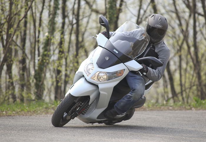 Φθηνότερο είναι και το Citycom 300i, το οποίο κοστίζει, με αγορά τοις μετρητοίς, 3.595 ευρώ.
