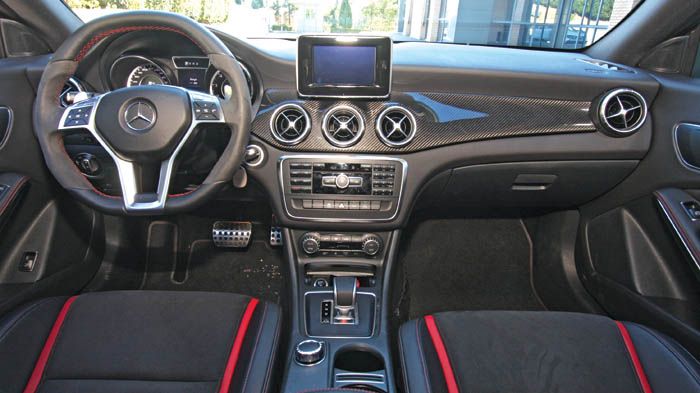 Flat bottom τιμόνι, ανθρακονήματα και άλλες σπορ λεπτομέρειες δίνουν στο εσωτερικό της Mercedes-Benz CLA 45 AMG 4 MATIC το δικό του ιδιαίτερο χρώμα.	
