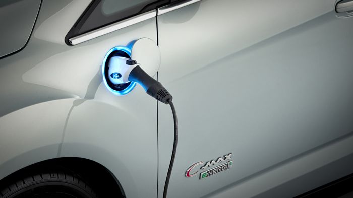 Το νέο Ford C-MAX Solar Energi Concept δεν θα εξαρτάται μόνο από την οικιακή ηλεκτρική πρίζα, αλλά θα μπορεί να φορτίζει τις μπαταρίες του και με ηλιακή ενέργεια.