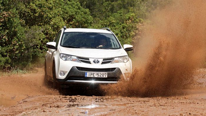 Το RAV4 κερδίζει τον οδηγό του με τη φιλικότητα, αλλά και την ευκολία που προσφέρει στην οδήγηση. Τα 187 χλστ απόστασης από το έδαφος σας δίνουν το πράσινο φως να κινηθείτε εκτός δρόμου.	